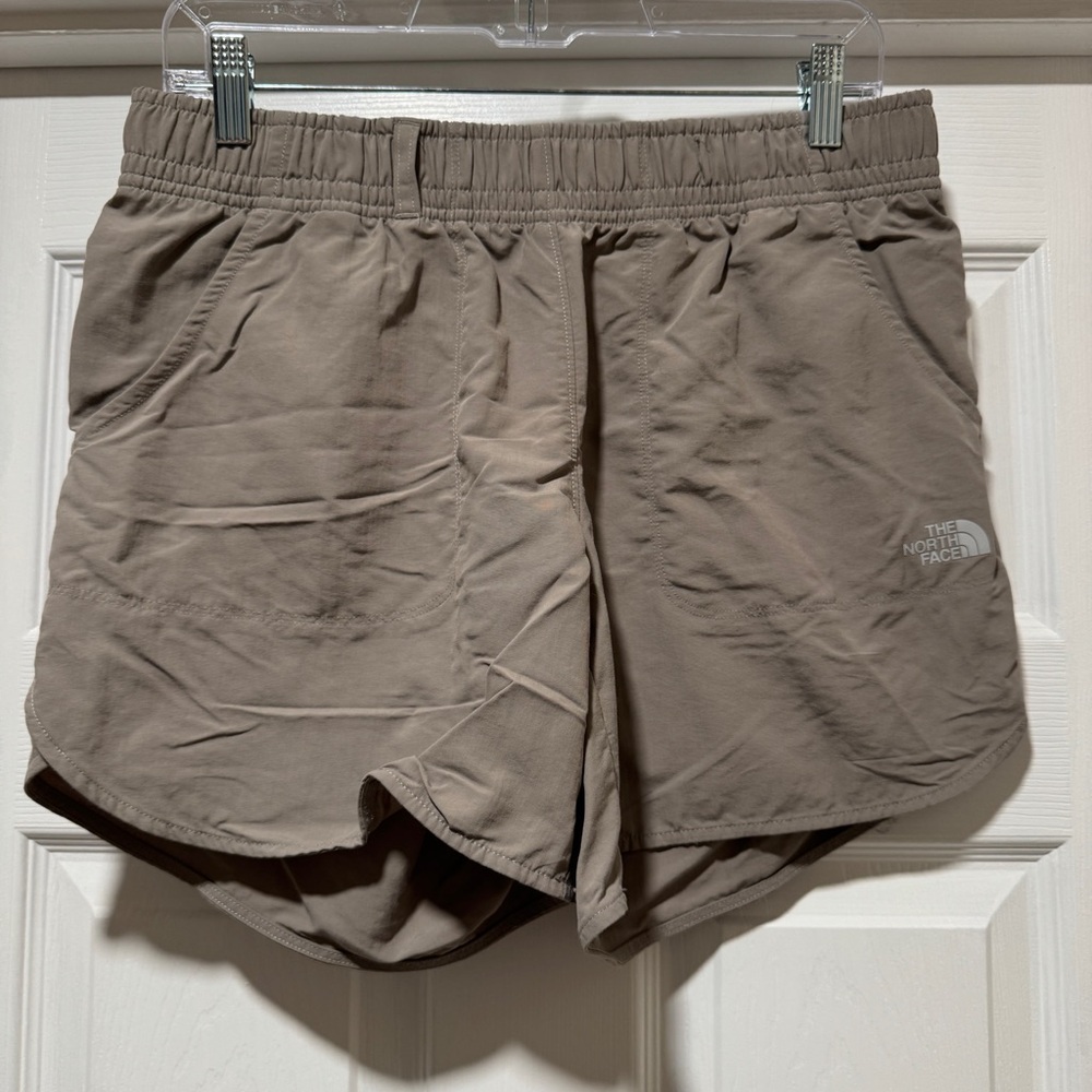 THE NORTH FACE | Women's NWOT beige hiking shorts with pockets size MEDIUM